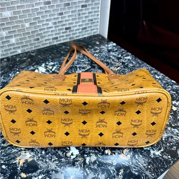 MCM Visetos Liz
Shopper Tote
Croc Embossed Limited edition - Picture 6 of 16